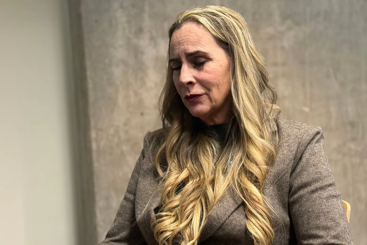 Una candidata al Congreso por Arizona denuncia que fue violada mientras arreglaba carteles electorales