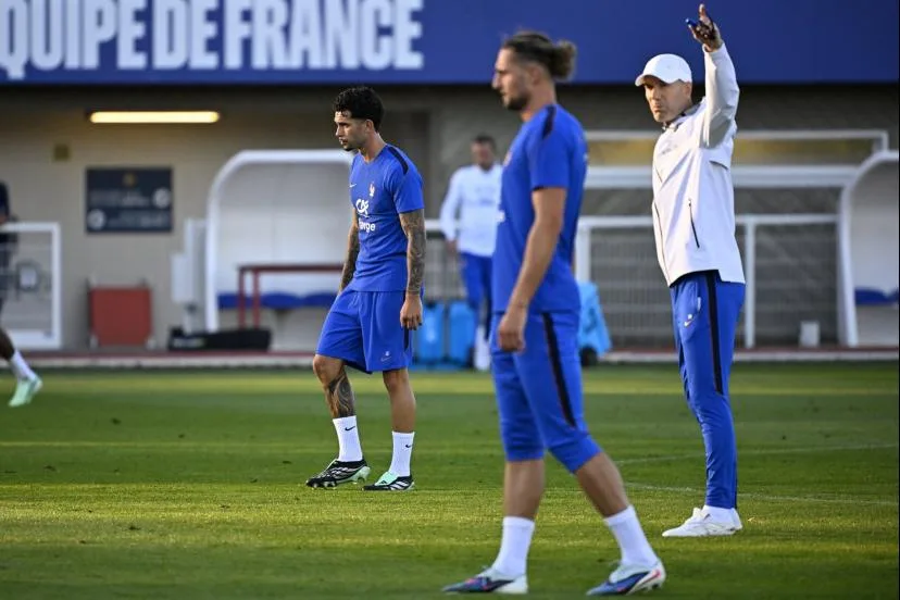 Exercices d'opposition, échanges informels et le 4-3-3 en fil rouge : au coeur du premier vrai entraînement de Zidane avec les Bleus