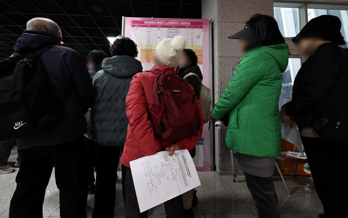 노인 근로자 10명 6명 ‘임시직’…“청년 일자리와 상충 피해야”