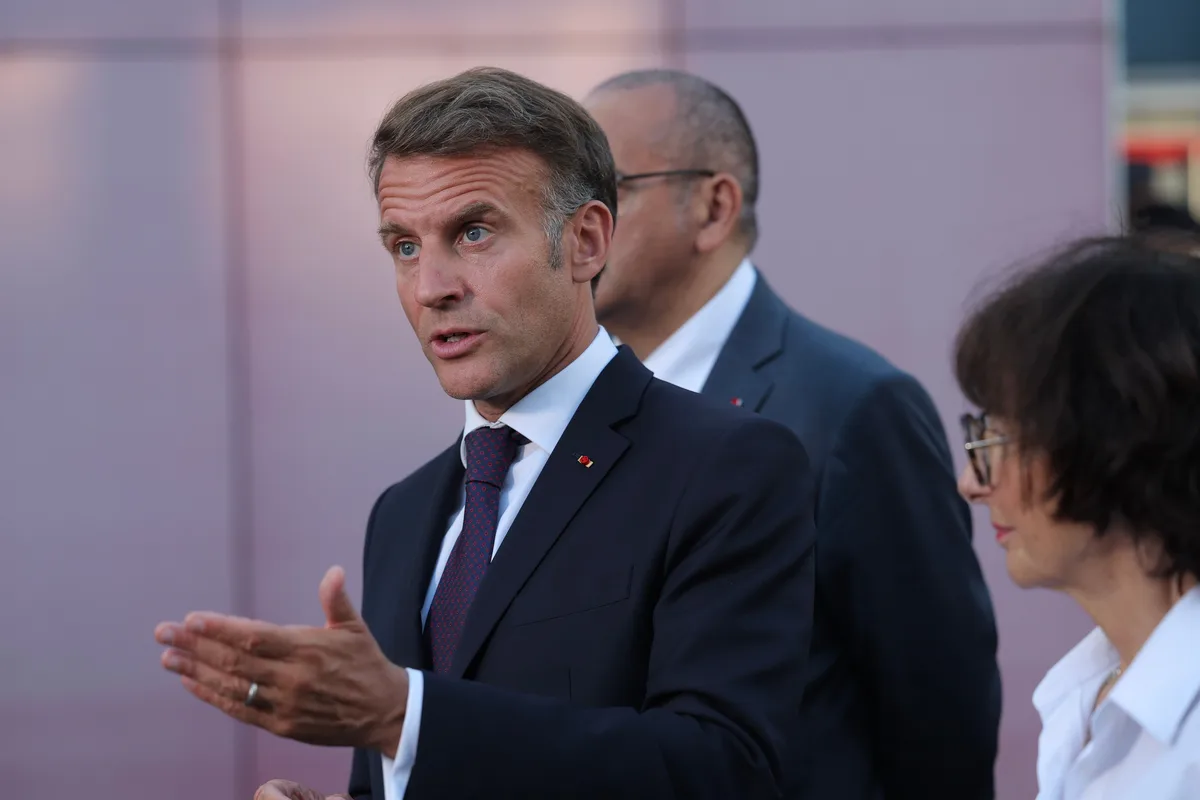 El Gobierno francés plantea congelar las pensiones más altas para contener el déficit