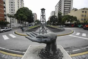 Trump mira reservas da Venezuela e negocia fatia em campos de petróleo