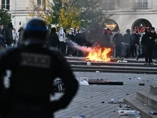 Violences du 17 octobre : après les saccages, la bataille des responsabilités est violente