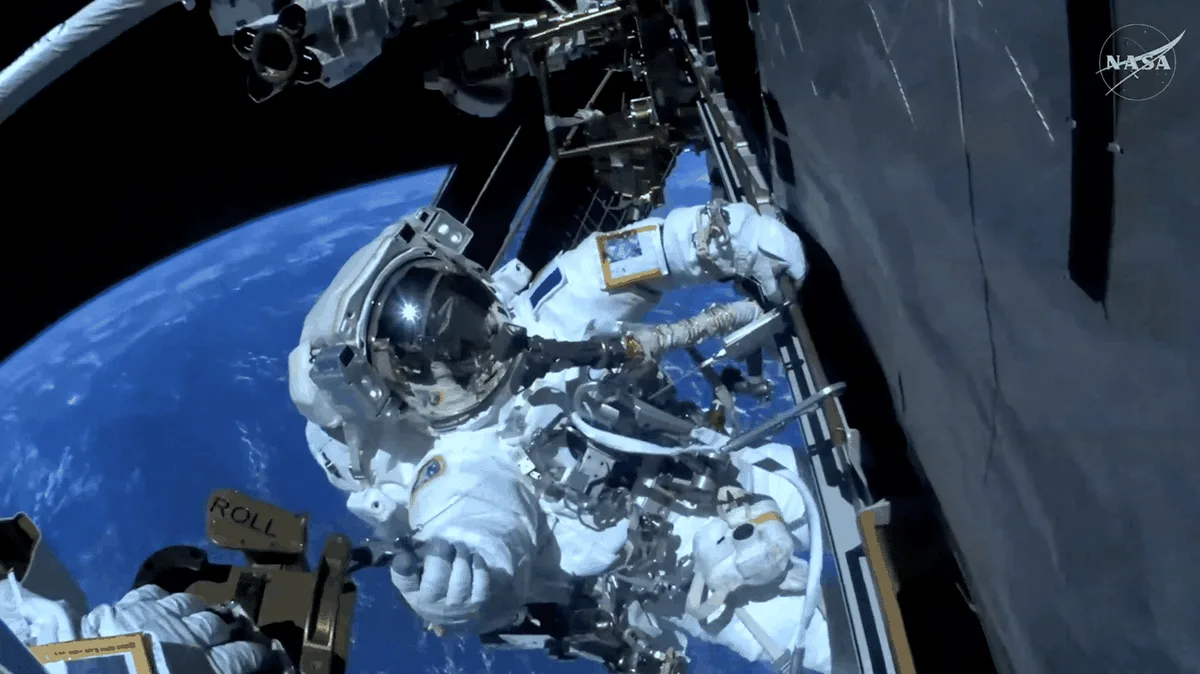 Sophie Adenot et Jessica Meir commencent à sortir de la Station spatiale internationale