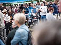 Viele Fälle in Sachsen-Anhalt: Rechte Streamer gehen bei AfD-Veranstaltungen regelmäßig auf Medienschaffende los
