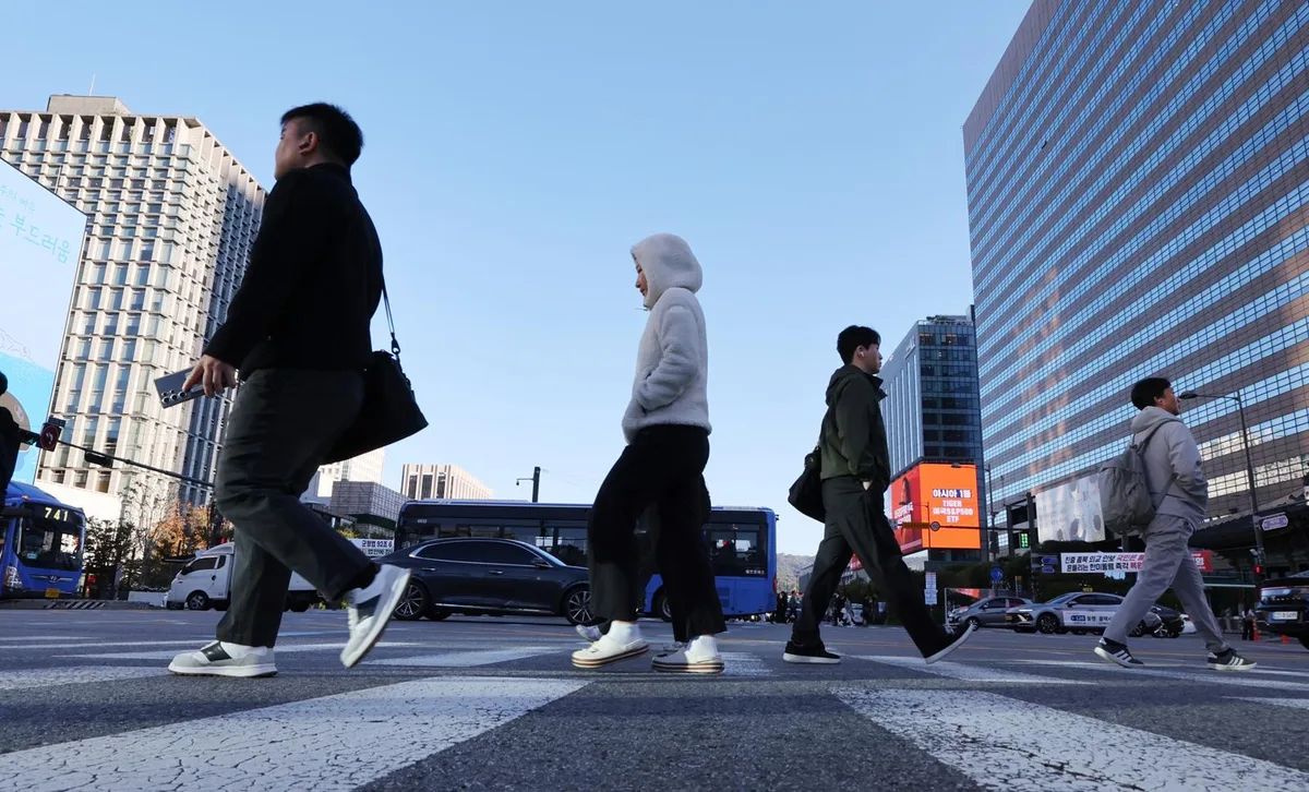 맑은 하늘에 낮 최고 27도 포근…오후부터 전국 강풍