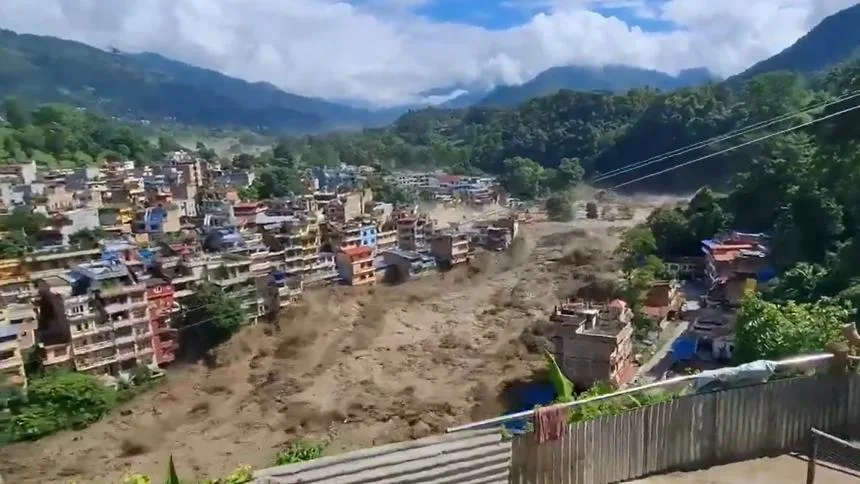 Los terroríficos videos de las inundaciones en Nepal, van al menos 160 muertos y 700 desaparecidos