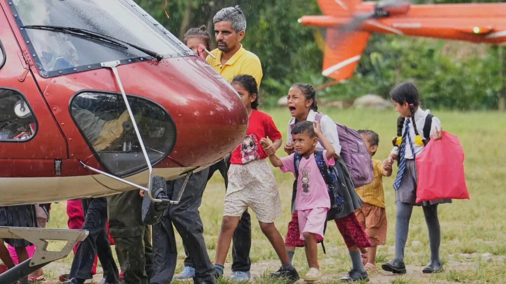 No Nepal, buscas e remoção de sobreviventes continuam com ajuda da comunidade internacional