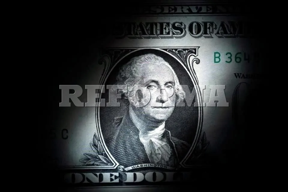 Cierra dólar abajo de $17, su menor nivel en más de 2 años