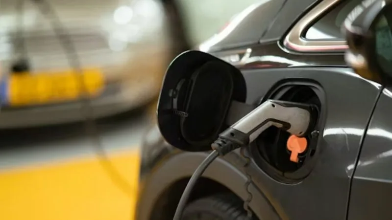 Rouler en voiture électrique coûte trois fois moins cher qu'avec une essence selon cette étude