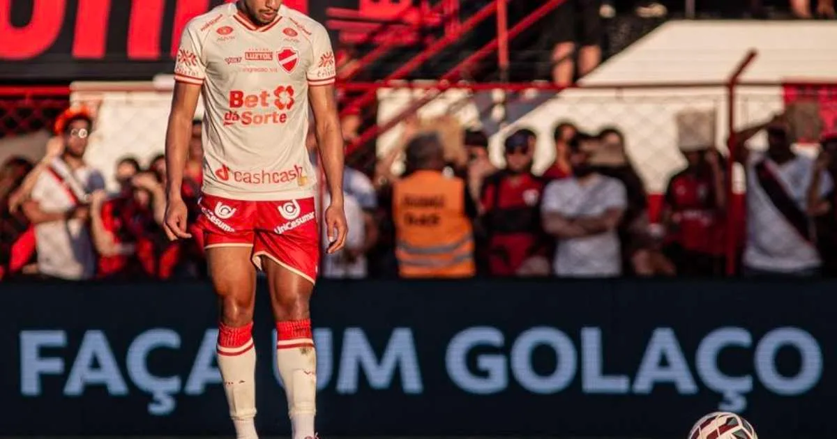 À la CR7? Jogador do Vila Nova faz golaço de falta na Série B