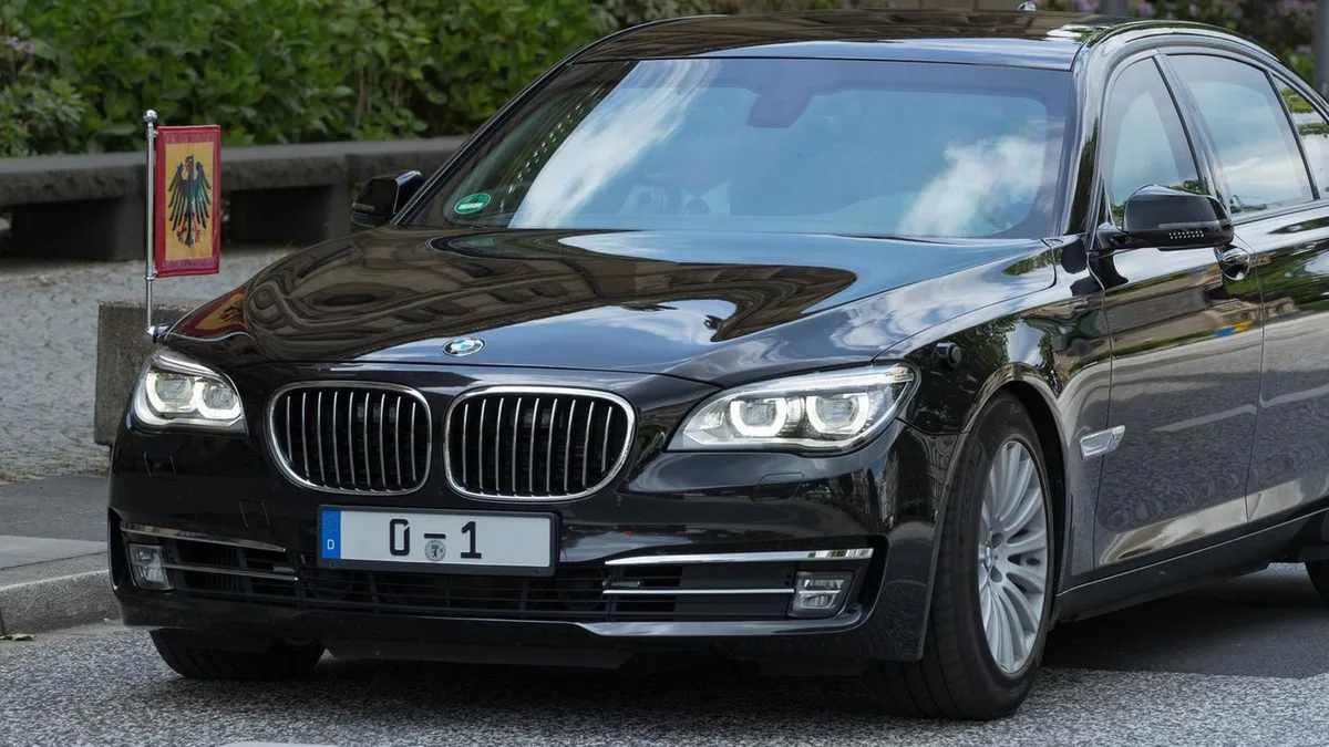 Kfz-Sonderkennzeichen : Wissen Sie, wer in Deutschland das Nummernschild 0-1 hat?