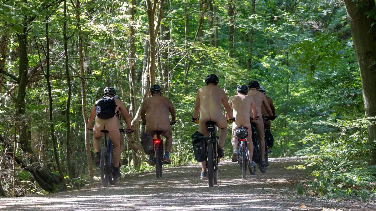 Naturismus: „Lebensfreude pur“: Nackt auf dem Rad durch den Wald