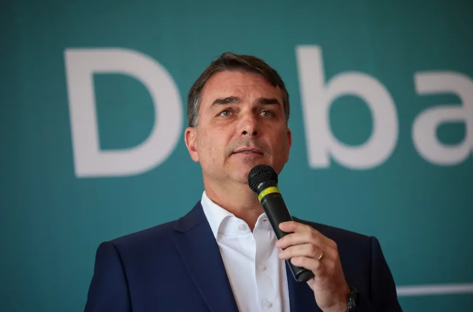 Flávio Bolsonaro apoia exploração de petróleo na Foz do Amazonas