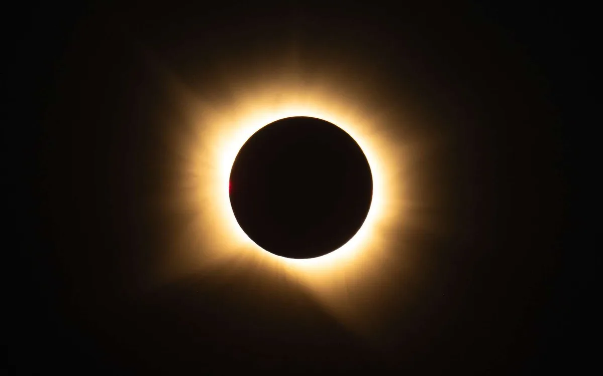 Le Soleil s’est éclipsé, puis les étoiles ont filé : retour en images sur une nuit complètement folle