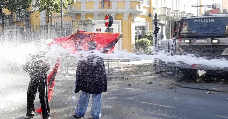 Albânia. Manifestantes na rua pelo quinto dia