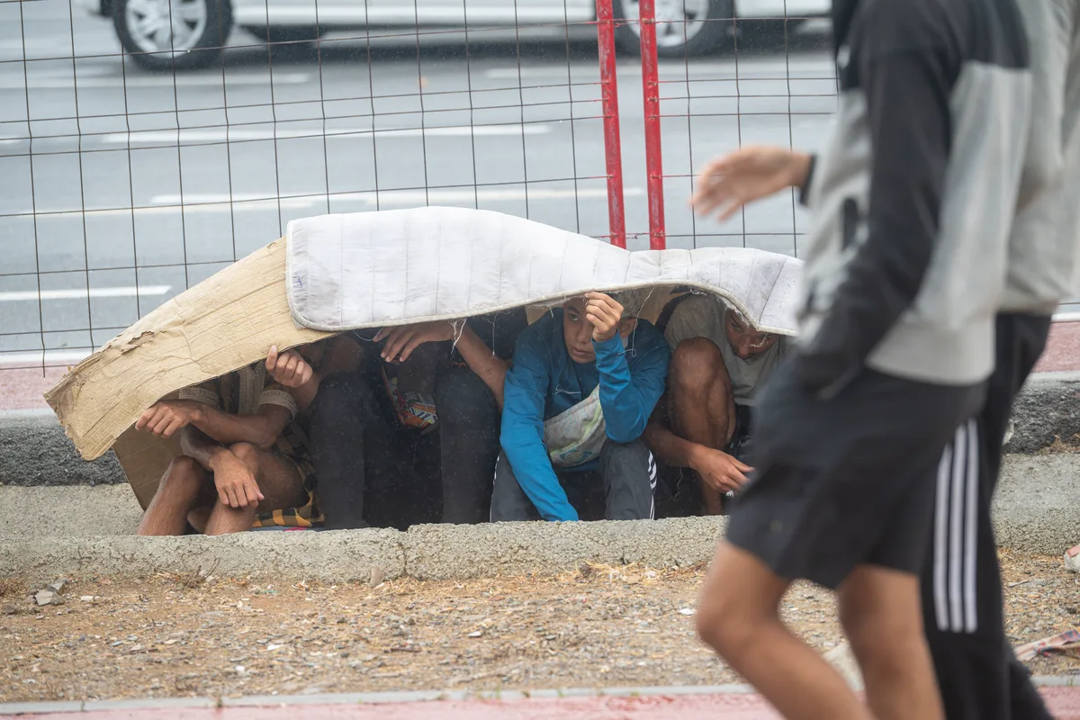"Los propios migrantes avisaron y le inflaron a hostias": la detención del 'mena' de 17 años que habría violado a otros de 10 y 11 en Ceuta