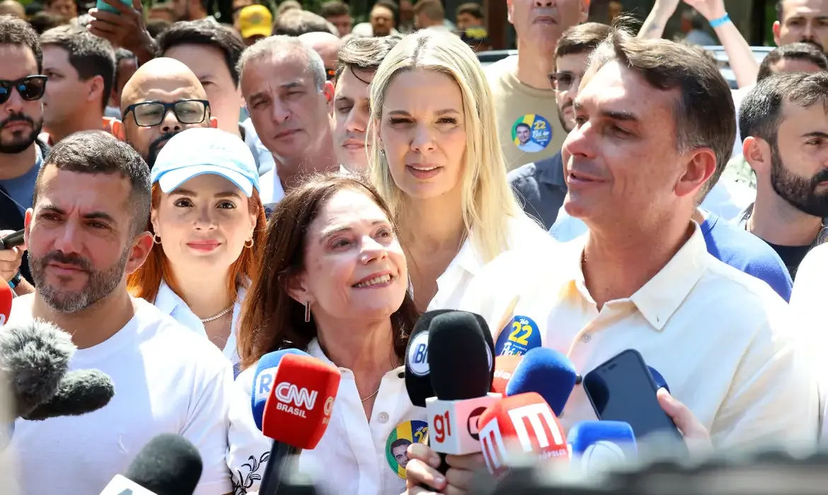 Como o pai, Flávio Bolsonaro promete repetir cortes na educação