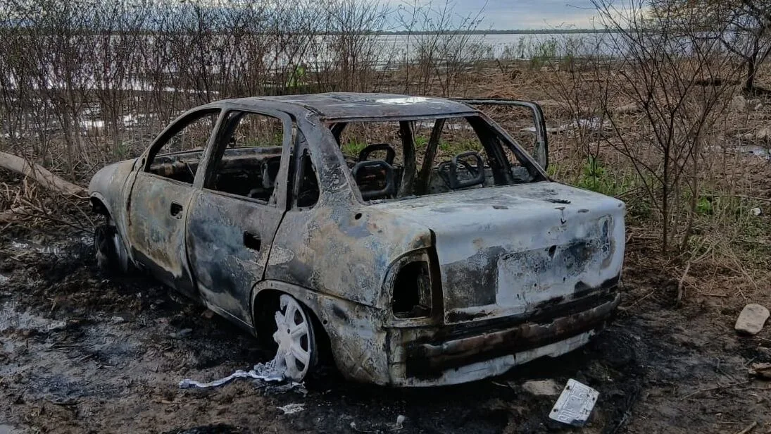 Femicidio seguido de suicidio en Villa Gobernador Gálvez: los cuerpos fueron encontrados en un auto prendido fuego