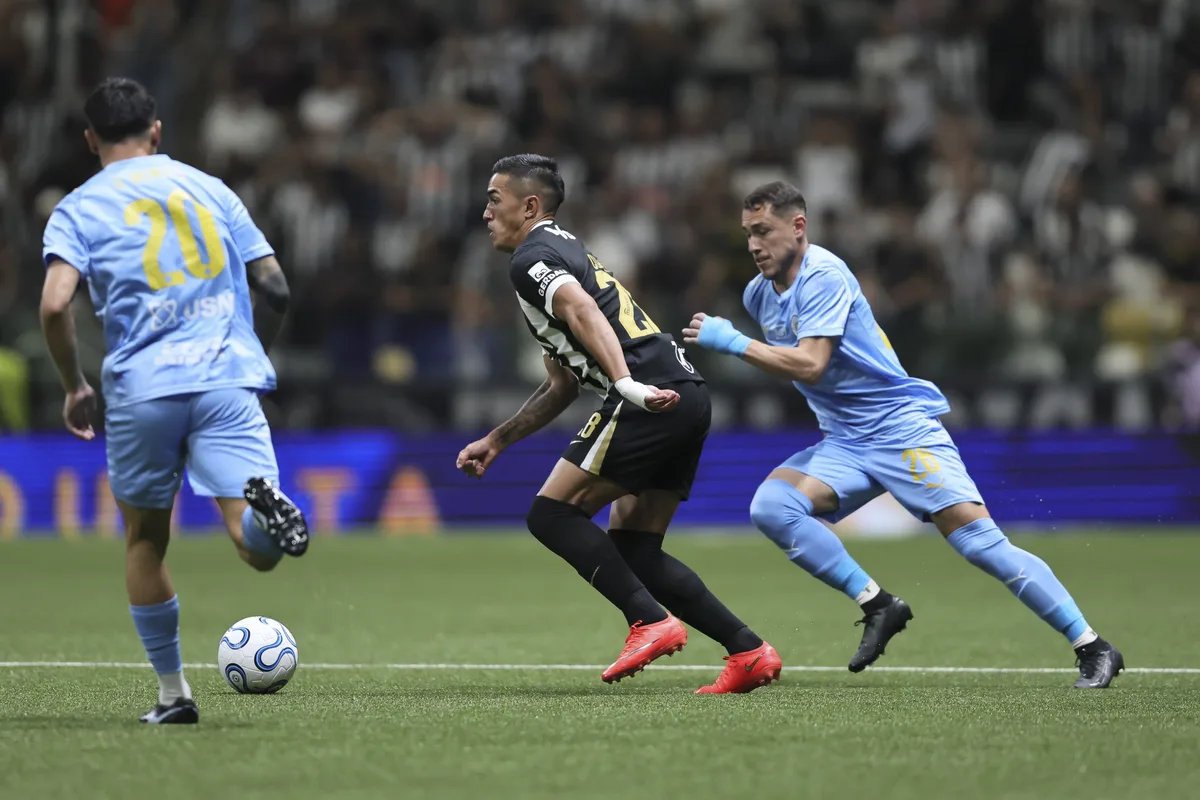 Atacante do Atlético-MG dá drible desconcertante de costas em gol pela semifinal da Sula; assista