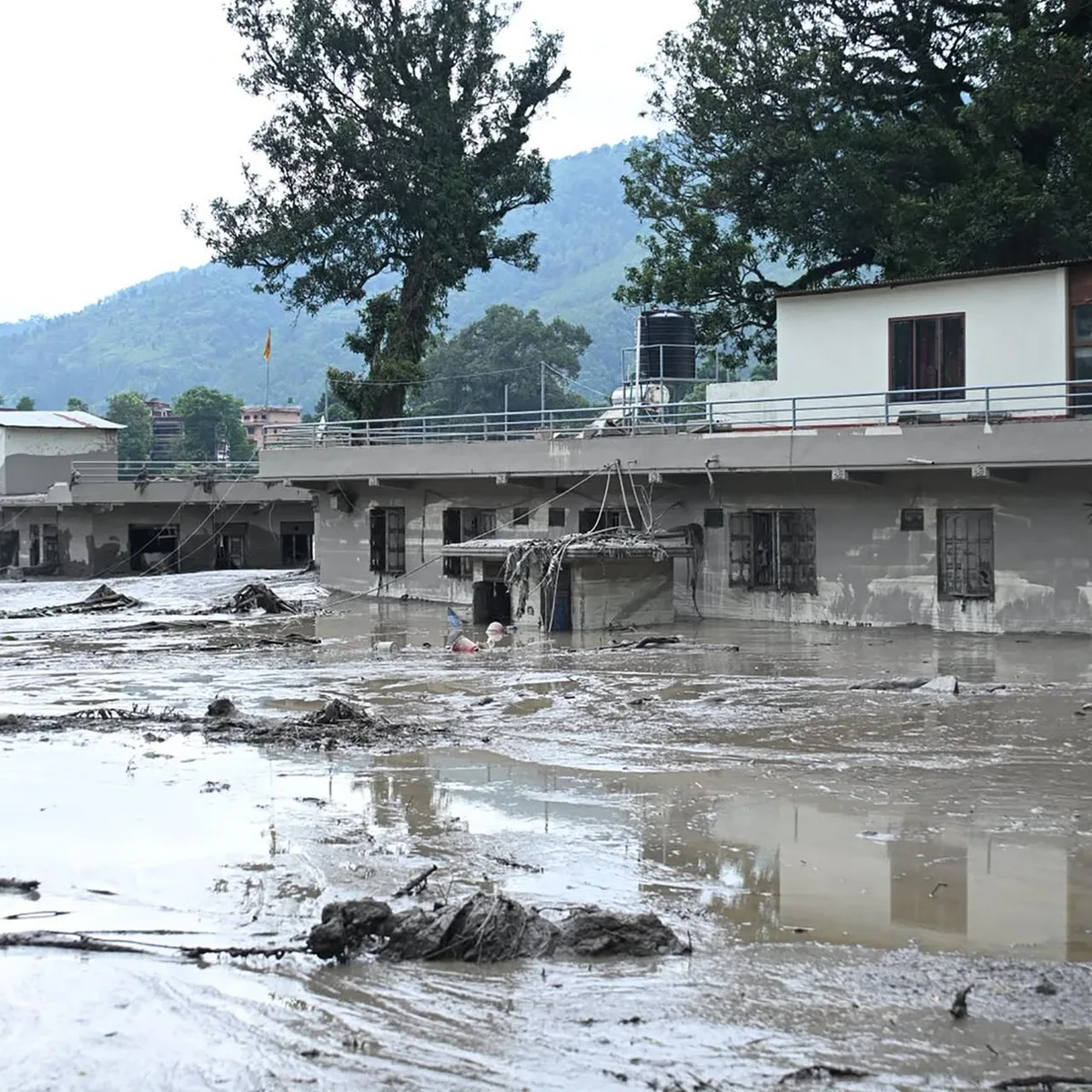 Rettungskräfte im Einsatz - Mindestens 165 Tote und viele Vermisste nach Sturzflut in Nepal und Tibet