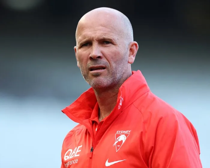 New Essendon coach Mark McVeigh tipped to approach James Hird for Bombers AFL role