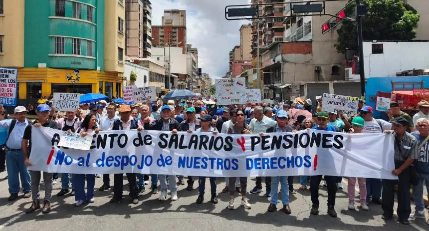 EN VIDEO: Trabajadores y jubilados protestan para exigir mejores salarios, intentan llegar al Ministerio del Trabajo