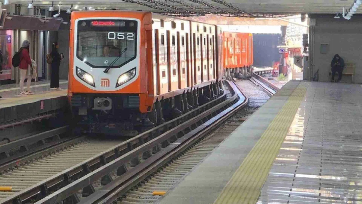 Usuario del Metro CDMX comparte video manejando un convoy y lo acusan de usar “influencias”