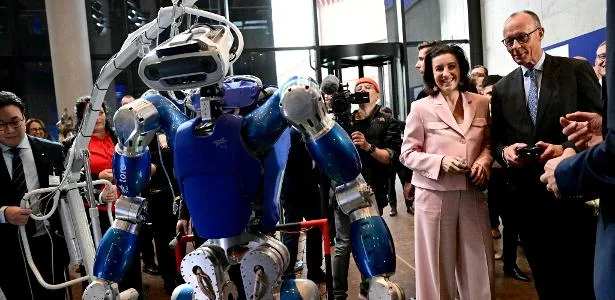 Robôs europeus realizam tarefas domésticas e desafiam China e EUA