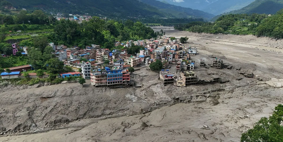 Riada en Nepal: las impactantes imágenes de la avalancha barro y agua que dejó a su paso pueblos destruidos y numerosos muertos y desaparecidos