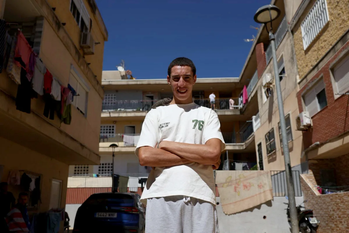 El dilema de los ceutíes, entre la compasión y el enfado: "Yo no soy racista, solo quiero recuperar mi barrio"