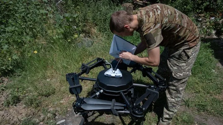 En Ukraine, les satellites Starlink sont-ils irremplaçables ?