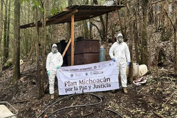 Fuerzas federales localizan e inhabilitan laboratorio clandestino de elaboración de droga sintética en Zitácuaro