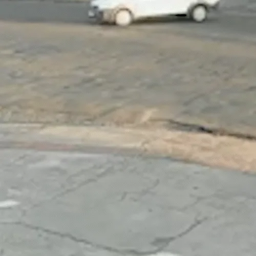 Vídeo mostra carro atingindo picape em cruzamento