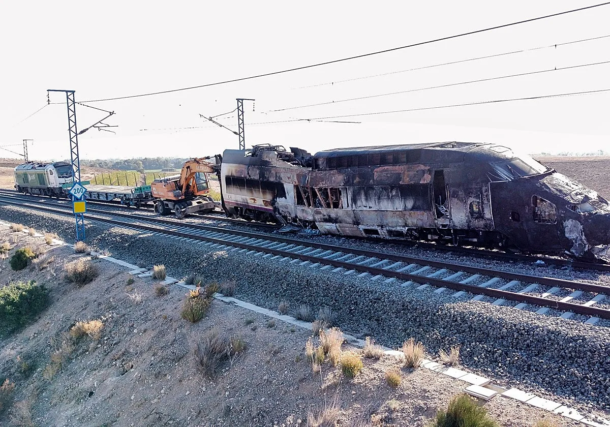 Renfe retira de la vía los restos del tren incendiado en Ricla (Zaragoza) pero no recupera la circulación por doble vía