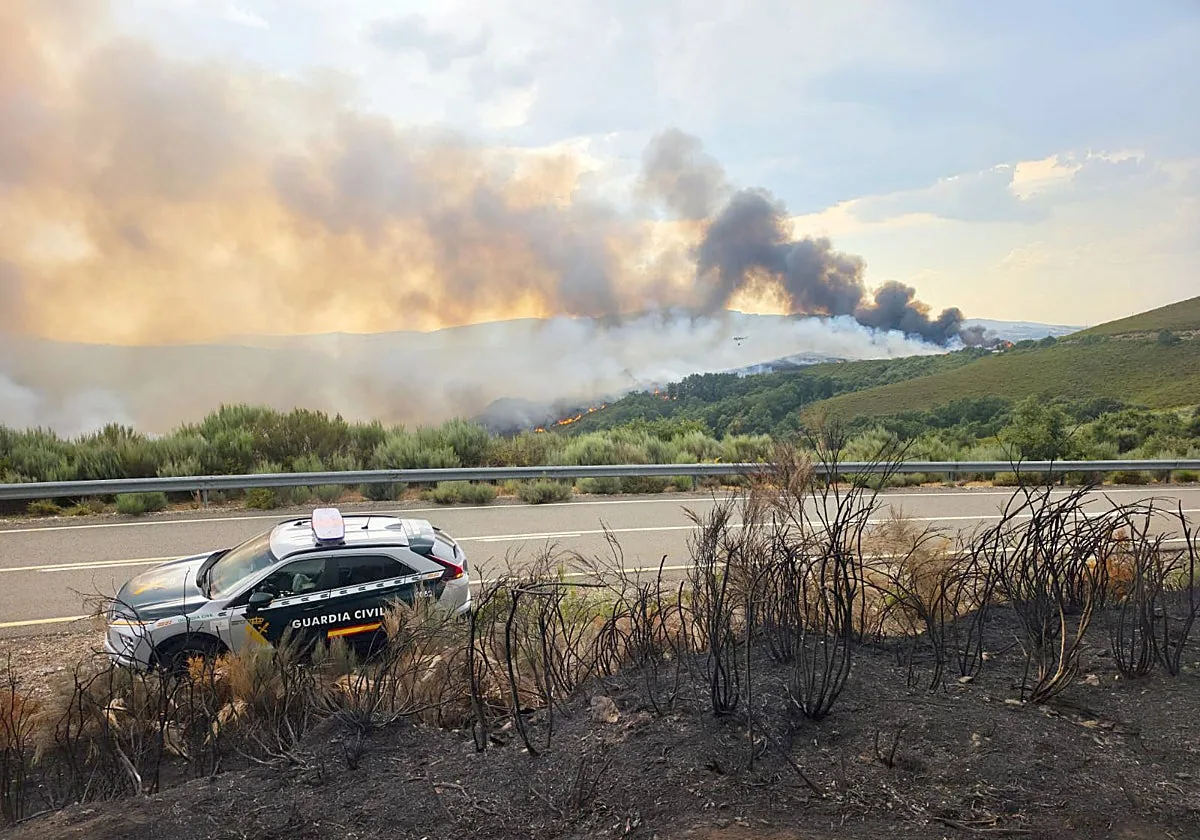 Evolución «favorable» del incendio de Zamora, que remite durante la noche «en la parte española»