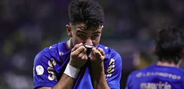 Palmeiras faz festa contra frágil Santos e vence com Parabéns a Você
