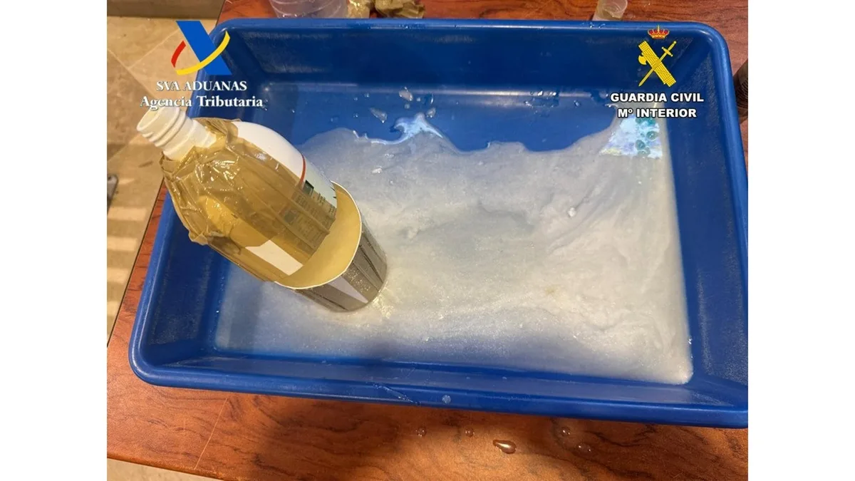 Detenido un hombre en el aeropuerto de Valencia con ocho kilos de cocaína líquida en su equipaje