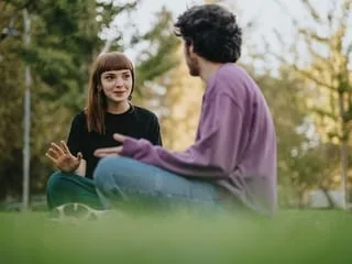 Fixer intensément ou détourner les yeux ? Lors d’une discussion, voici ce que votre regard révèle de vous