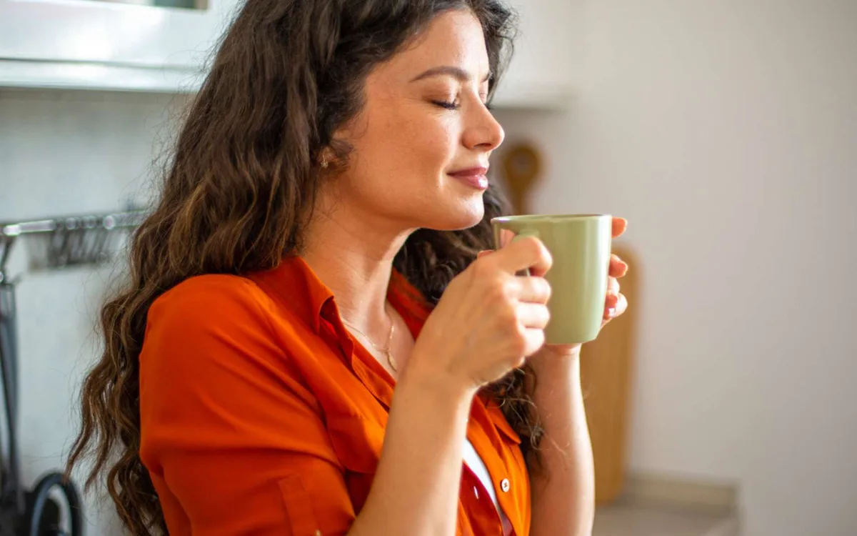 Hydratation : ce qui compte ne serait pas seulement le volume bu, mais la composition de la boisson