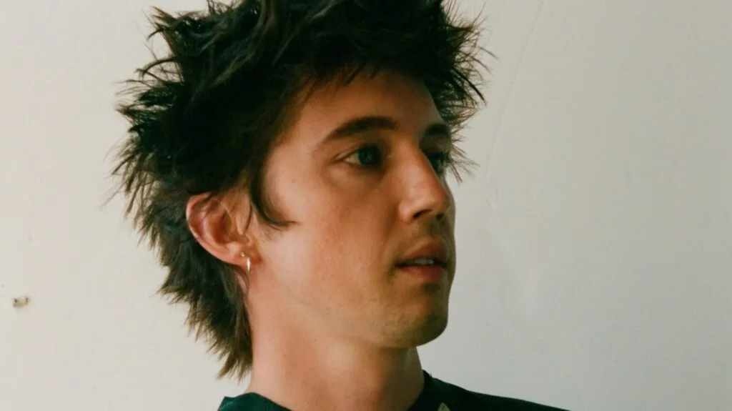 Troye Sivan lança visuais de “Cowboy”, do álbum ‘She’s The Best’; Confira!