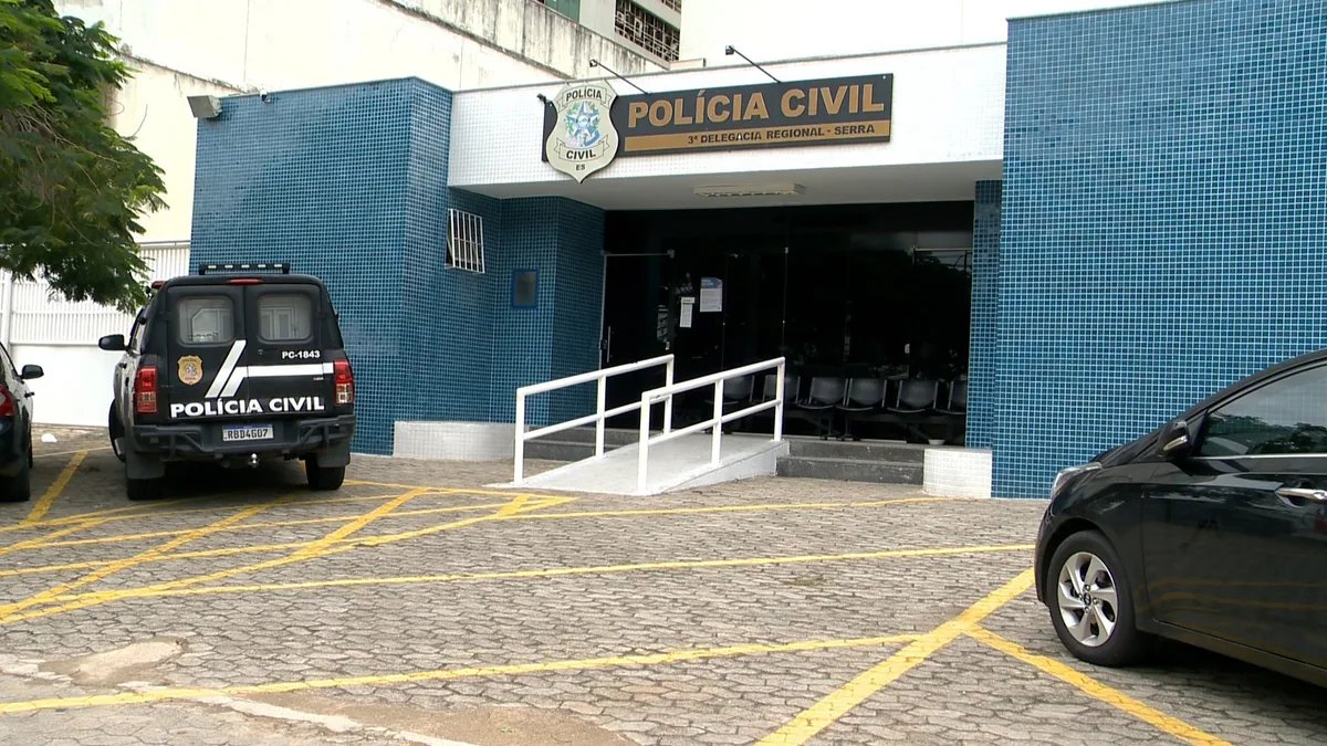Homem é preso ao procurar ex na delegacia após agredi-la com filho no colo no ES