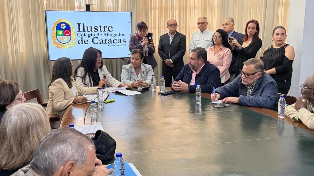 Delegación opositora evalúa con abogados cambios en el sistema judicial