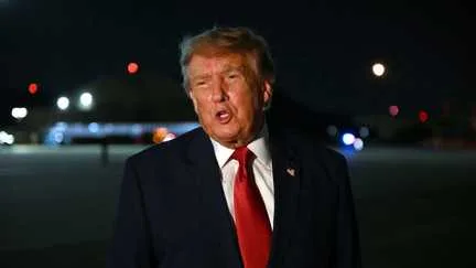 "Je pense que nous allons le garder" : Donald Trump revendique un contrôle "total" du détroit d'Ormuz, l'Iran dément