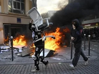 Les manifestations du 17 octobre vues par la presse étrangère : « La France a mis le feu au macronisme »
