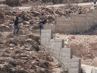 Cisjordanie : des dizaines de colons israéliens attaquent un village palestinien, Benjamin Netanyahu condamne l’assaut