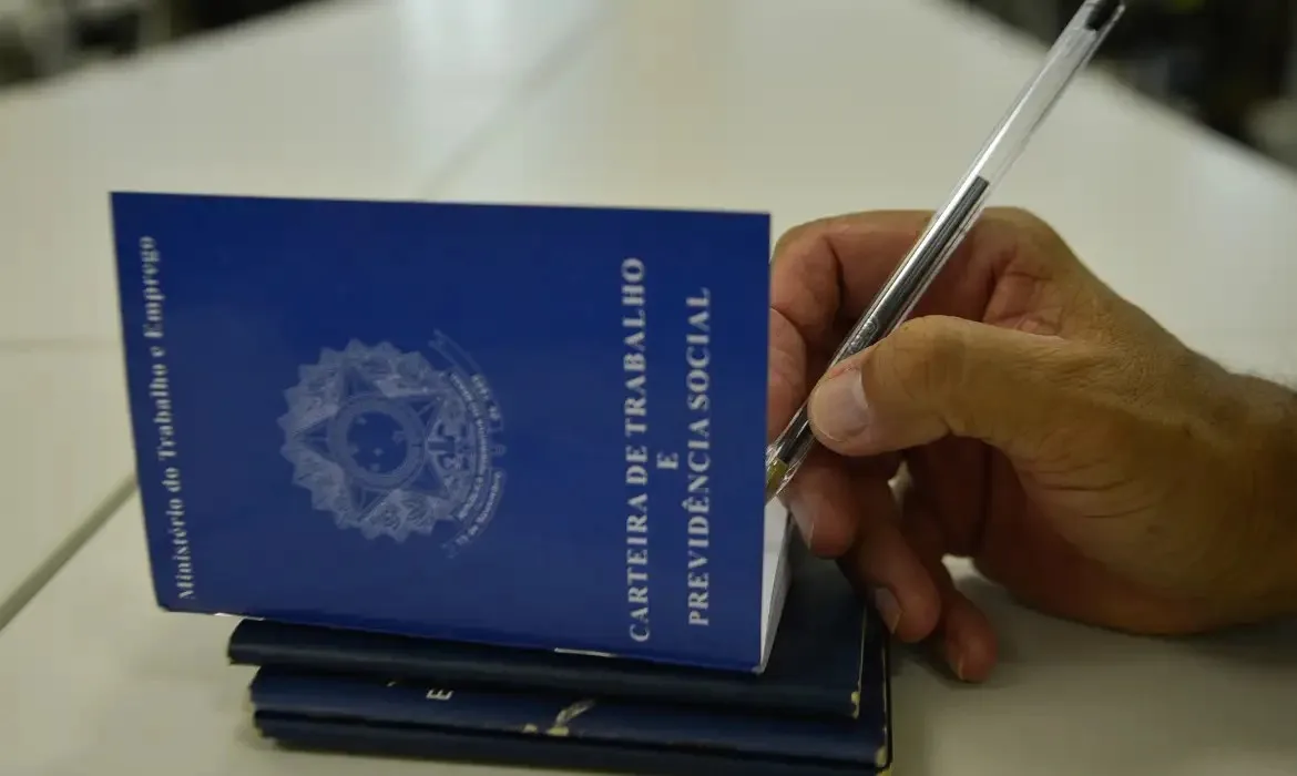 Salário mínimo deve chegar a R$ 1.741 em 2027, mas valor ainda pode mudar até o fim do ano