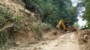Restablecen paso vehicular en la vía a Choroní tras labores de despeje