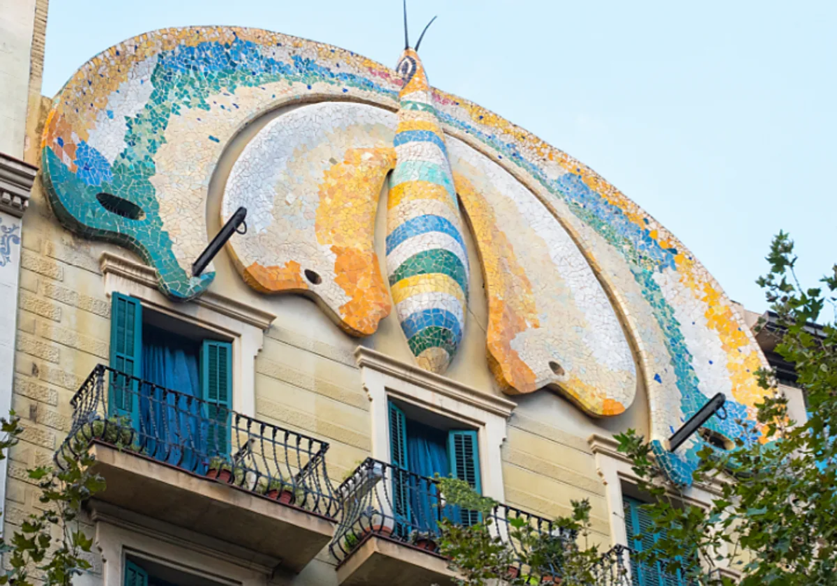 Vecinos de un bloque modernista de Barcelona exigen al Ayuntamiento que lo expropie sin beneficio: «Exigimos contratos indefinidos»