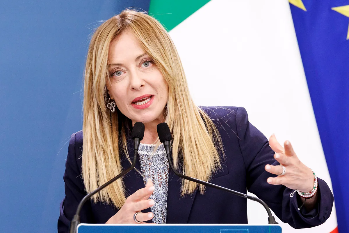 Meloni anuncia una ley para limitar un número máximo de extranjeros por aula en los colegios
