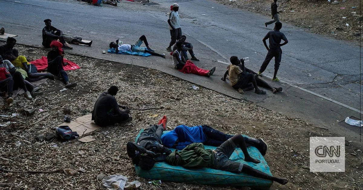 Espanha disponibiliza abrigos temporários para 1.800 migrantes em Ceuta